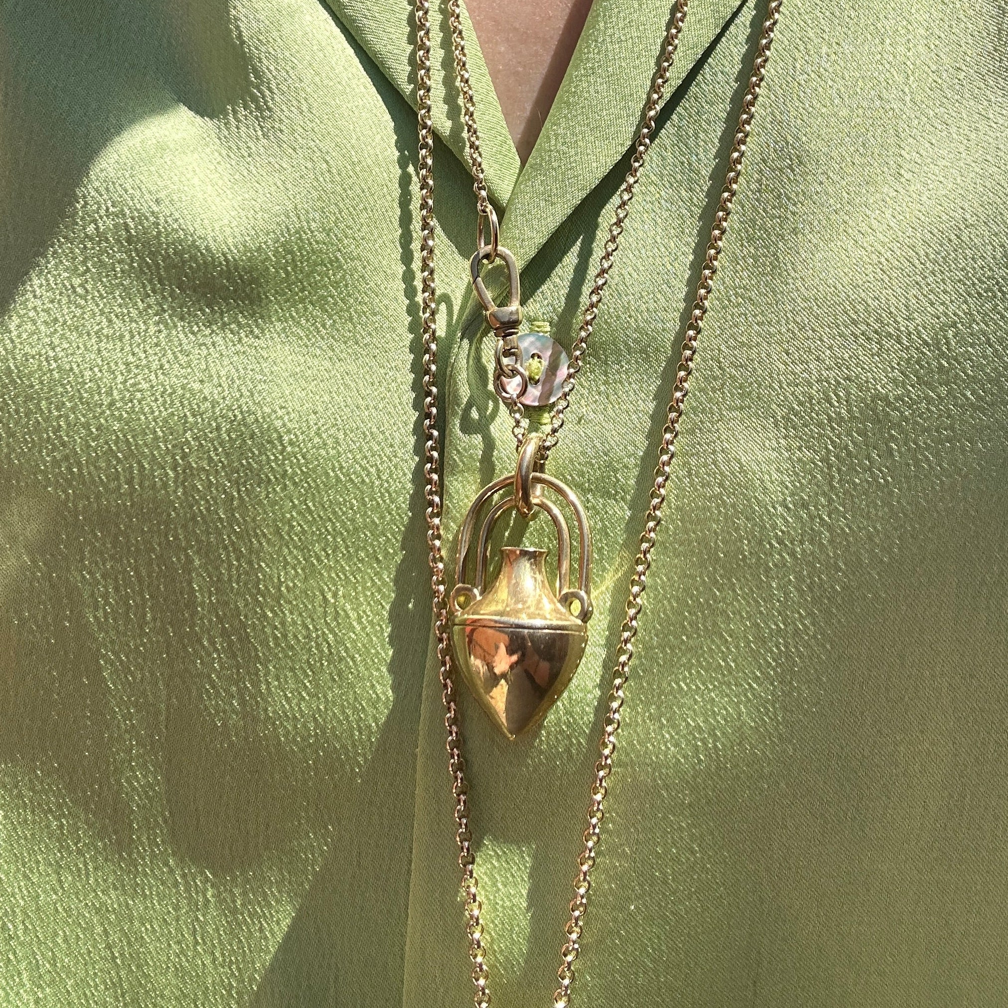 Evita Brass | Container