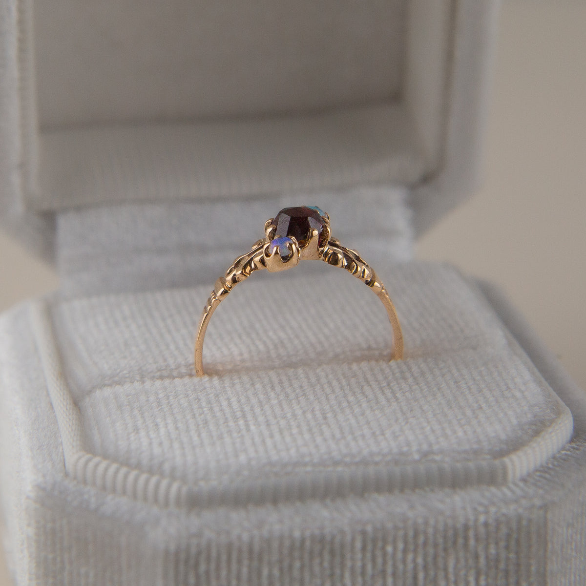VR286 garnet and opal three stone ring | sz 6