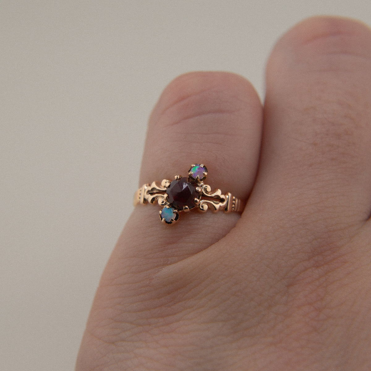 VR286 garnet and opal three stone ring | sz 6