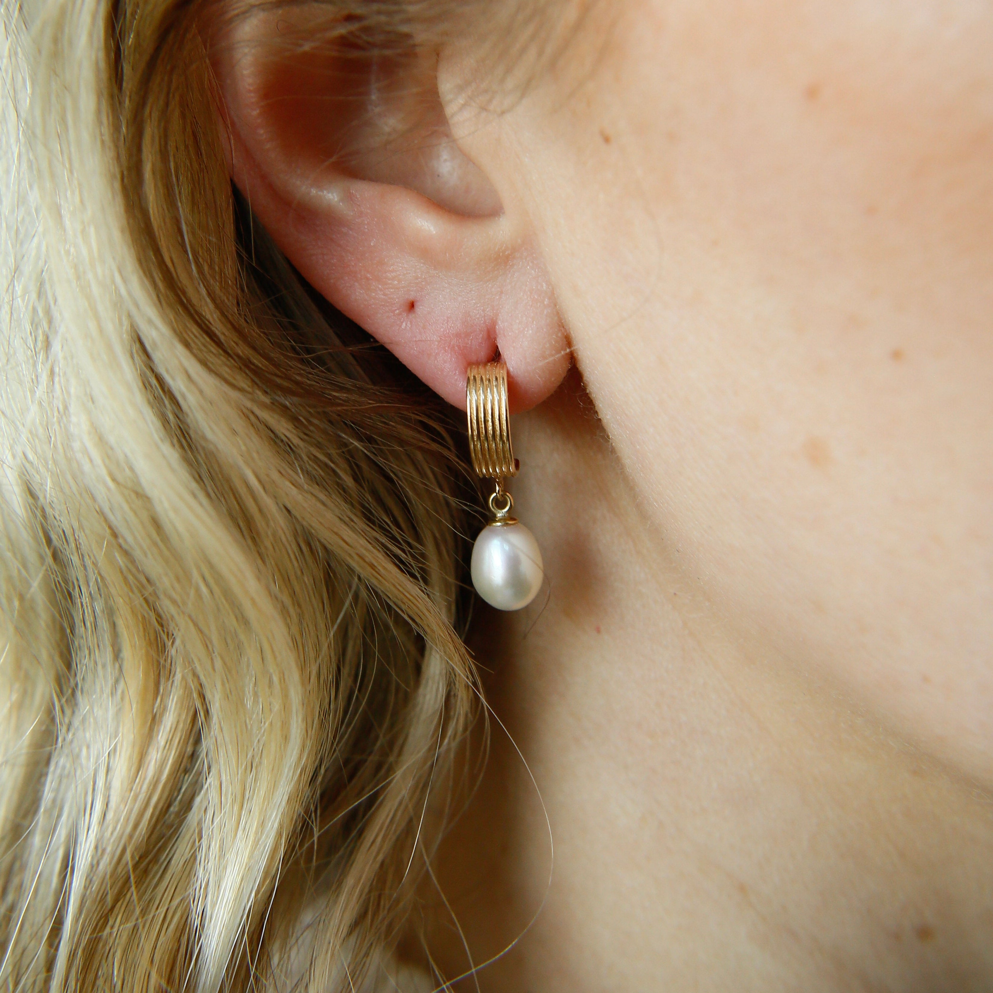 14k Vintage Pearl Ribbed Hoop | Post