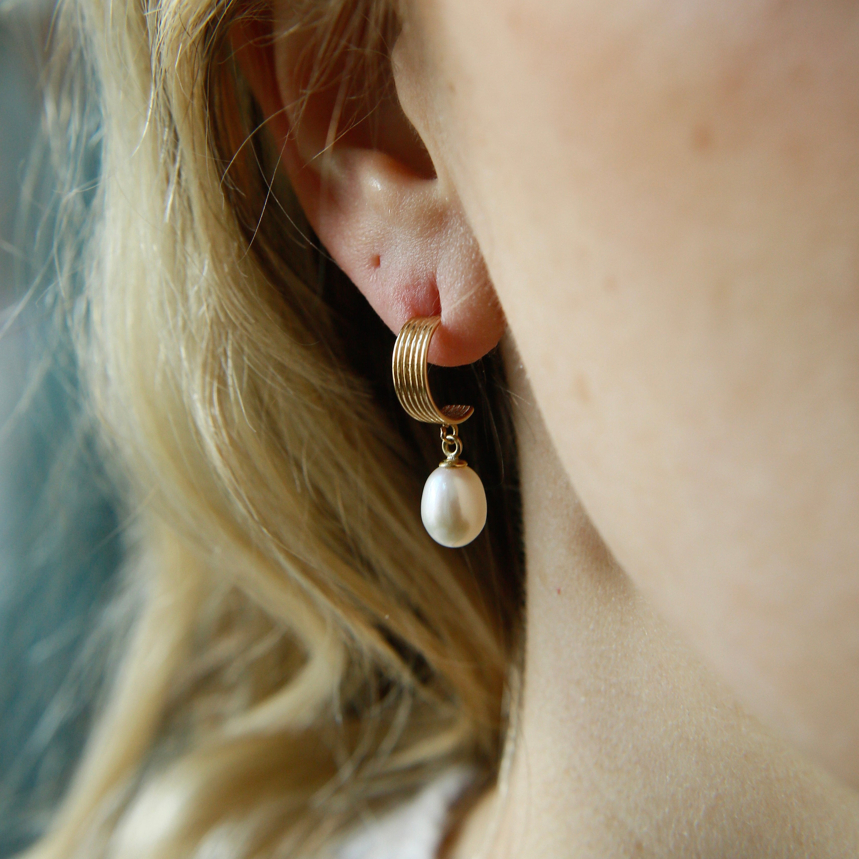 14k Vintage Pearl Ribbed Hoop | Post