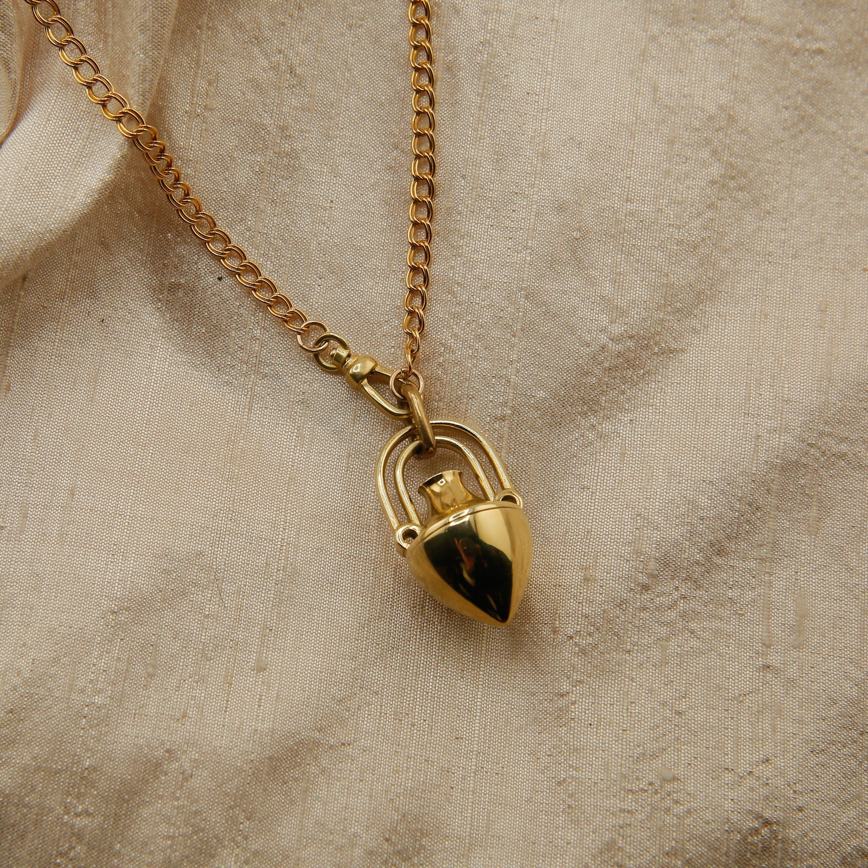 Evita Brass | Container