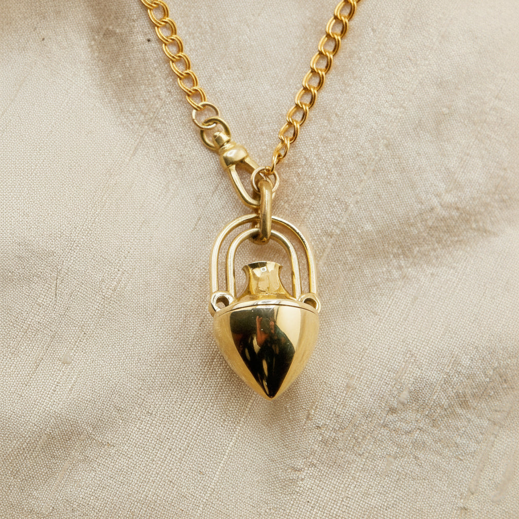 Evita Brass | Container