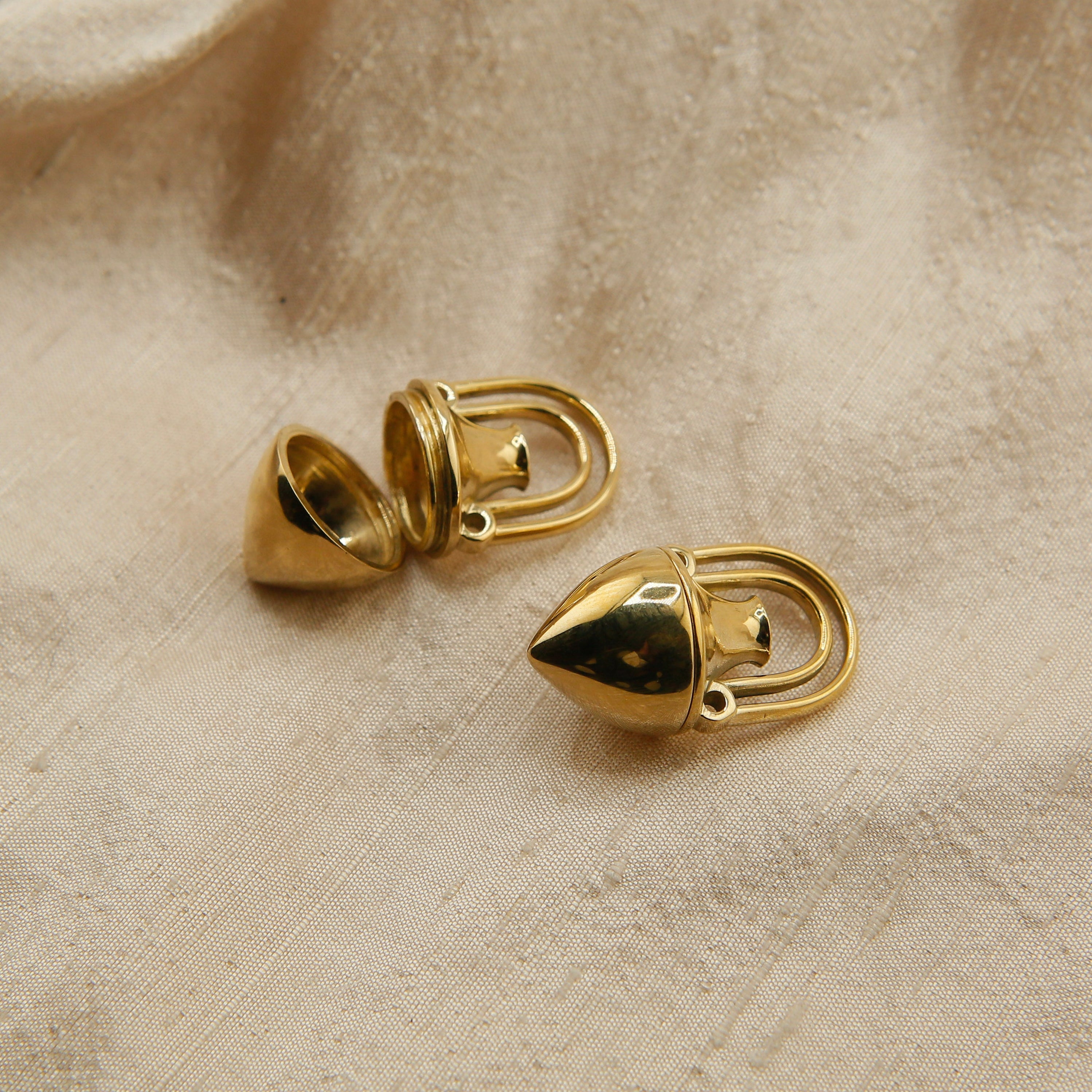 Evita Brass | Container