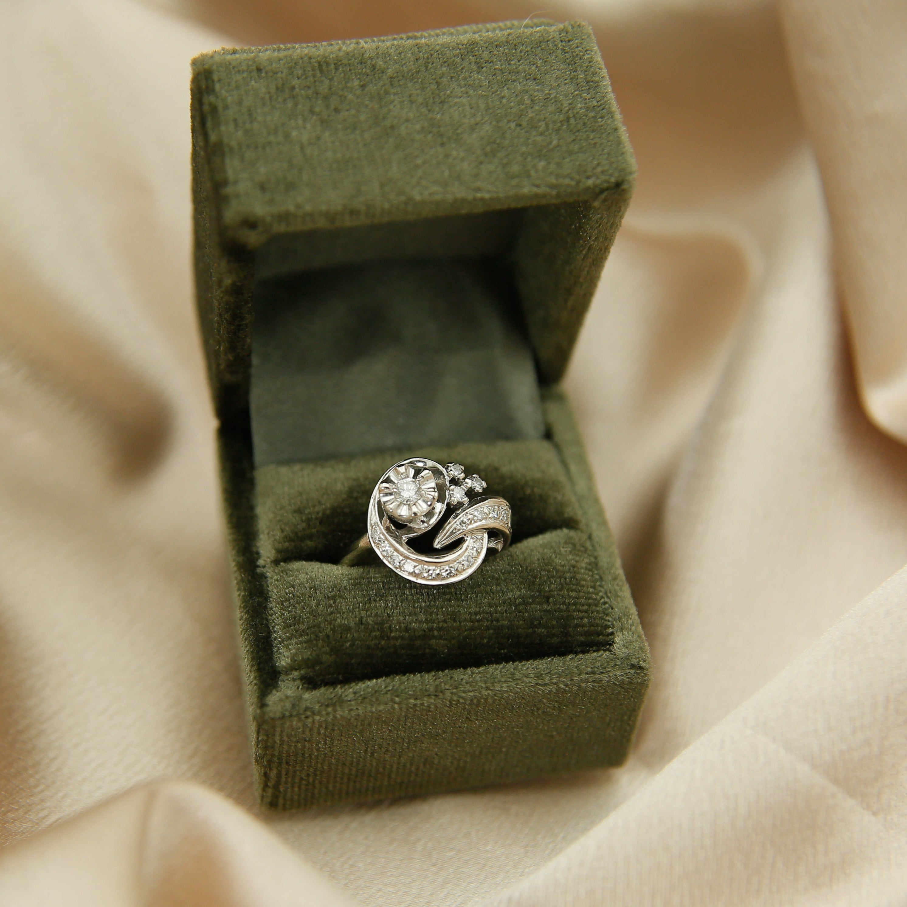 14k White Gold Deco Swirl Ring | sz 7.5