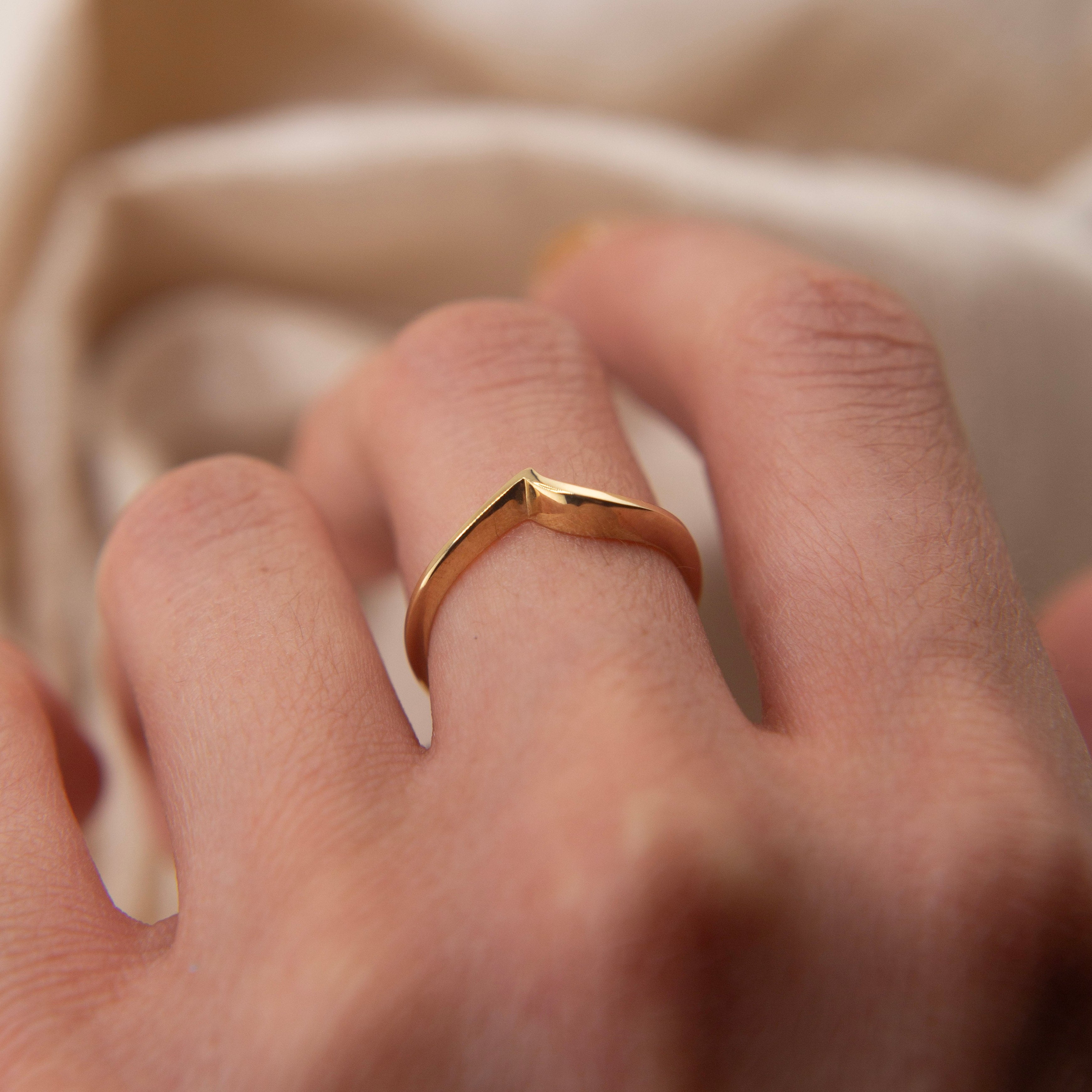90's 14k Asymmetrical Chevron Contour Band | sz 6.25