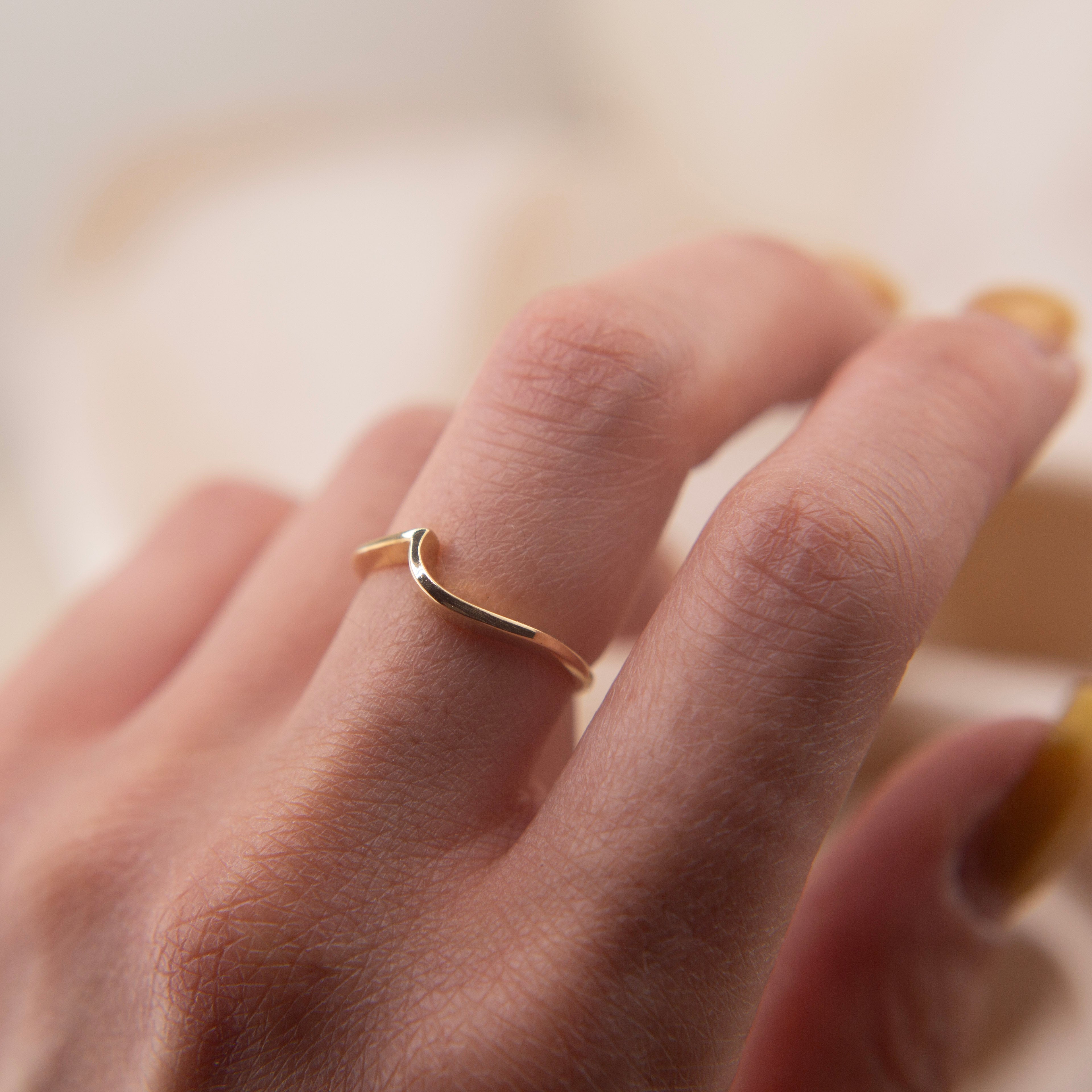 90's 14k Asymmetrical Chevron Contour Band | sz 6.25