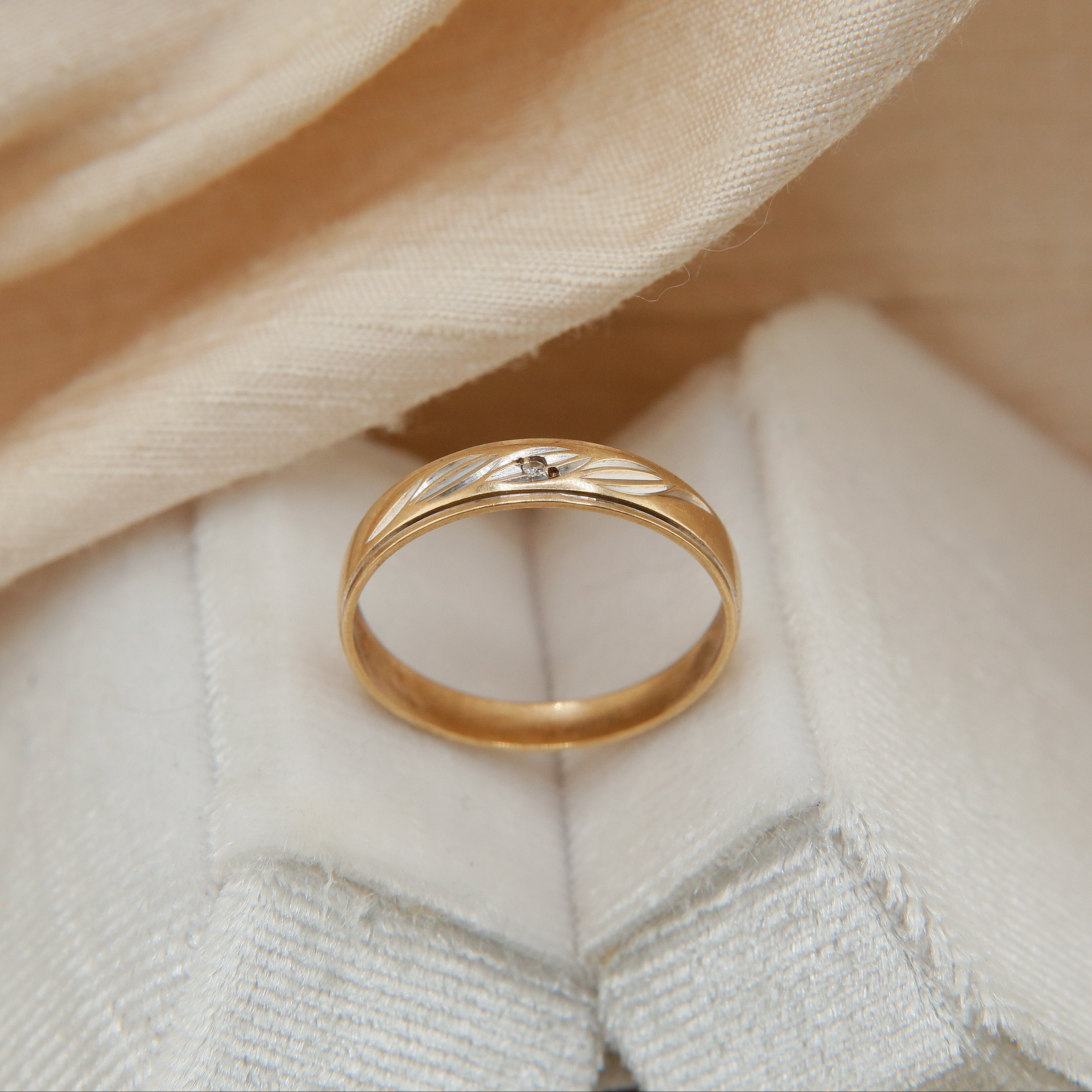 10k Single Stone Leaf Band | sz 6.75