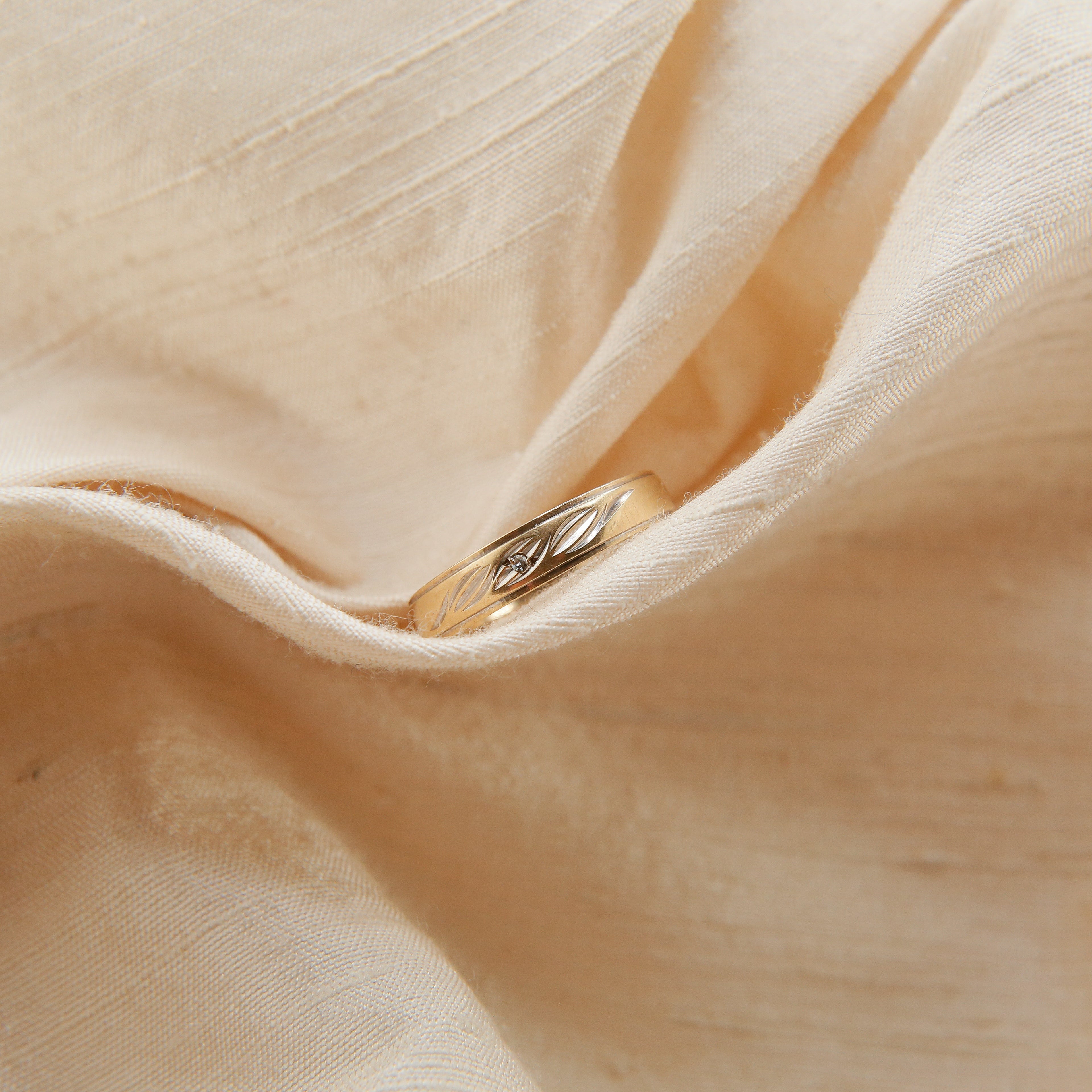 10k Single Stone Leaf Band | sz 6.75