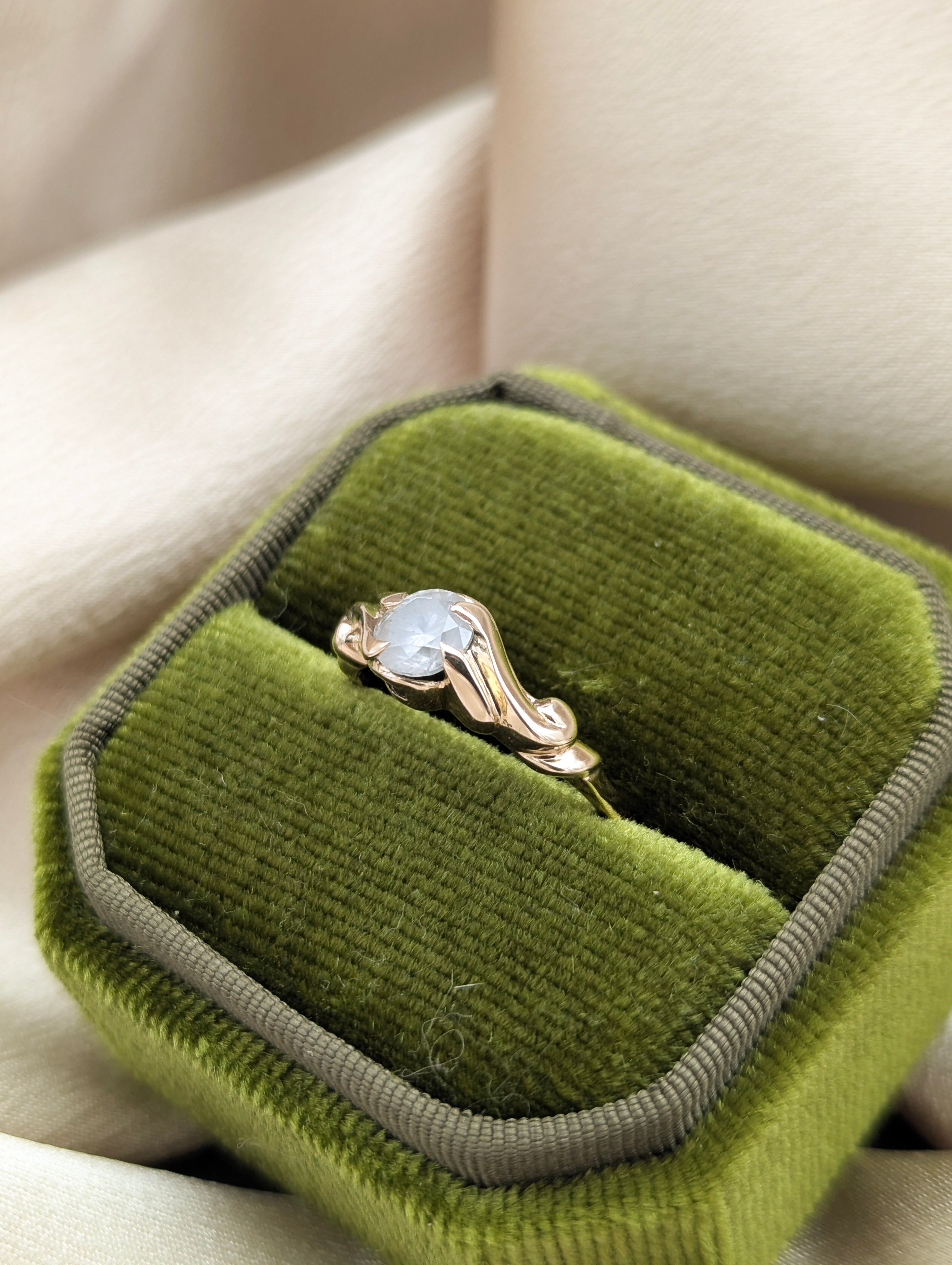 10k Art Nouveau Misfit Frosty Diamond | sz 7.25