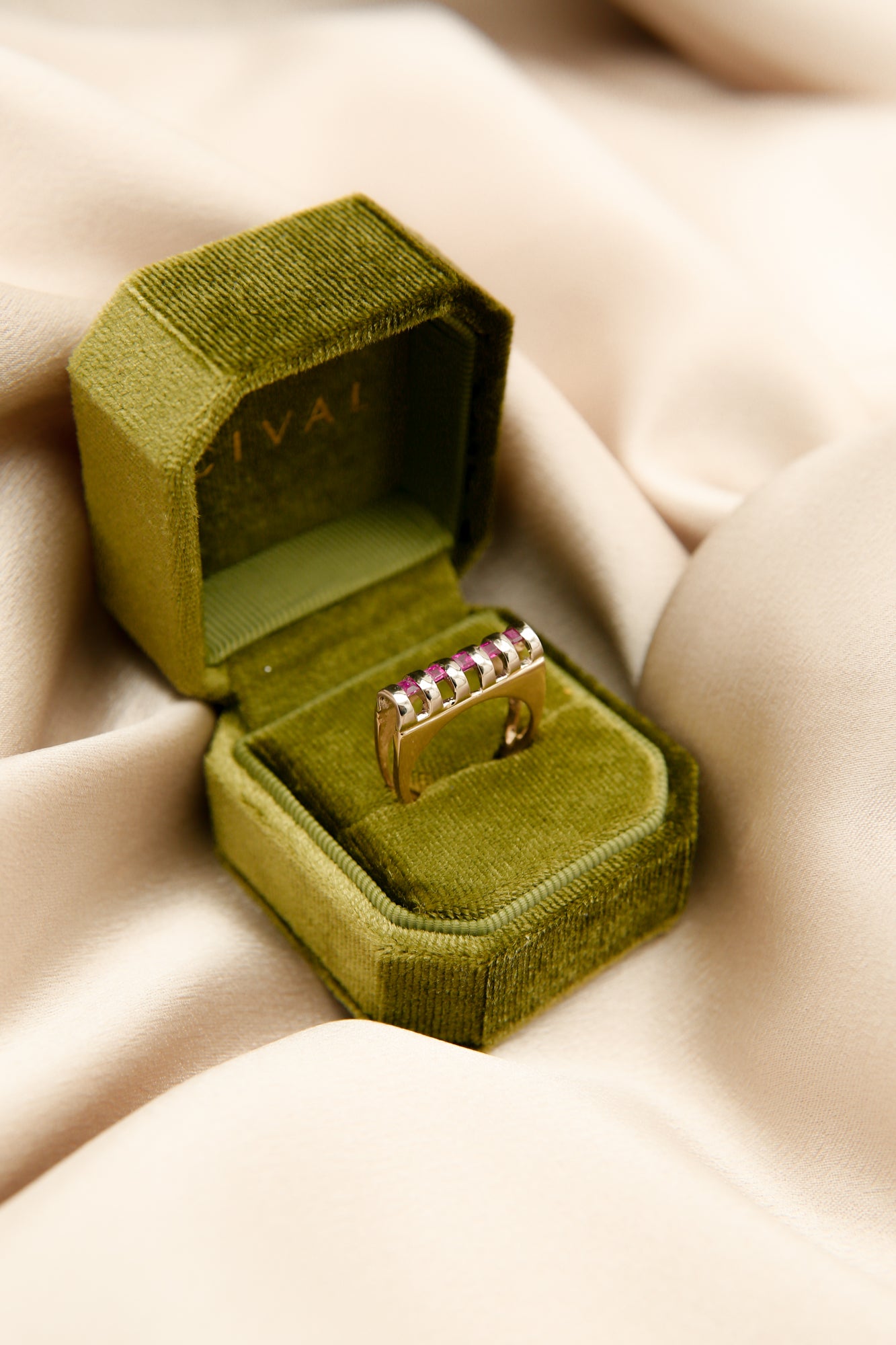 Sale | Evora Vintage | 19k & Ruby | SZ 6.75