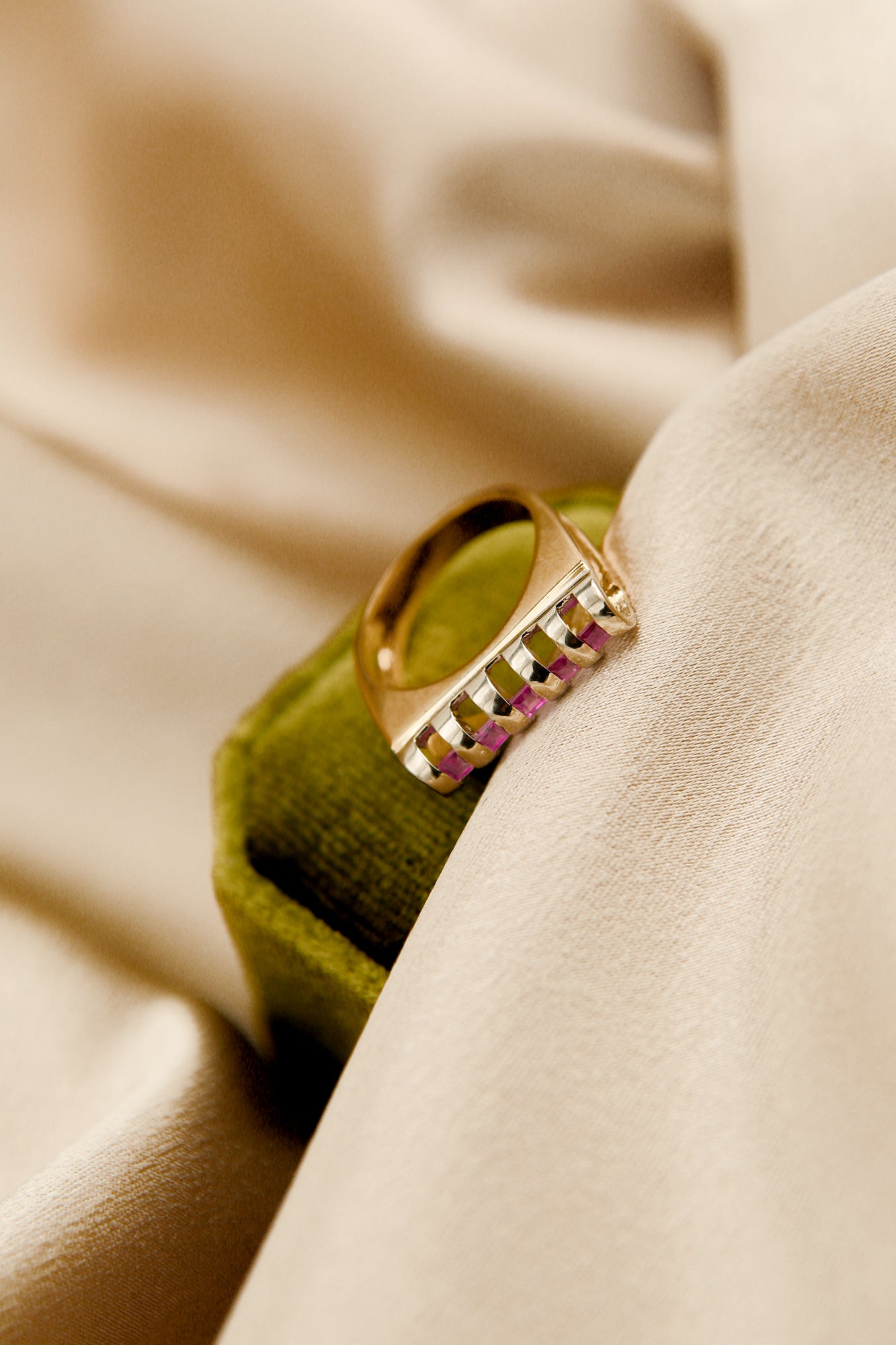 Sale | Evora Vintage | 19k & Ruby | SZ 6.75