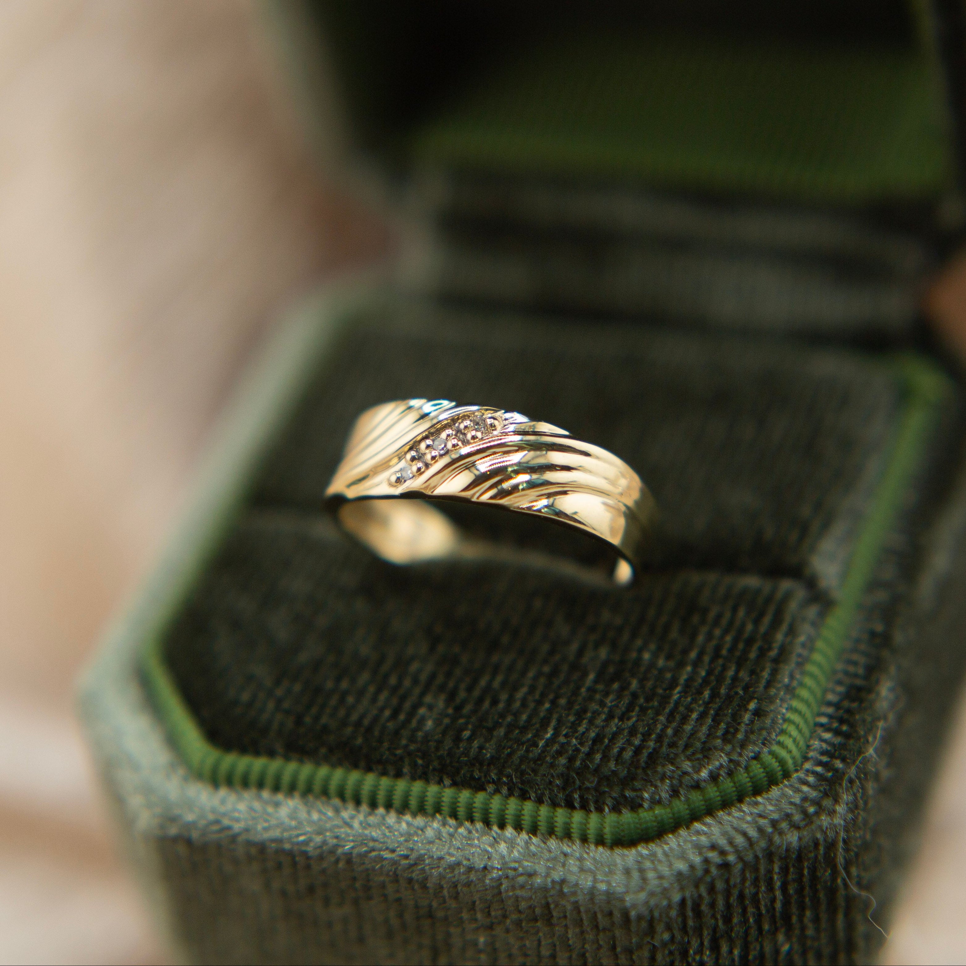Diagonally set three stone 10k wavy band | sz 6.5