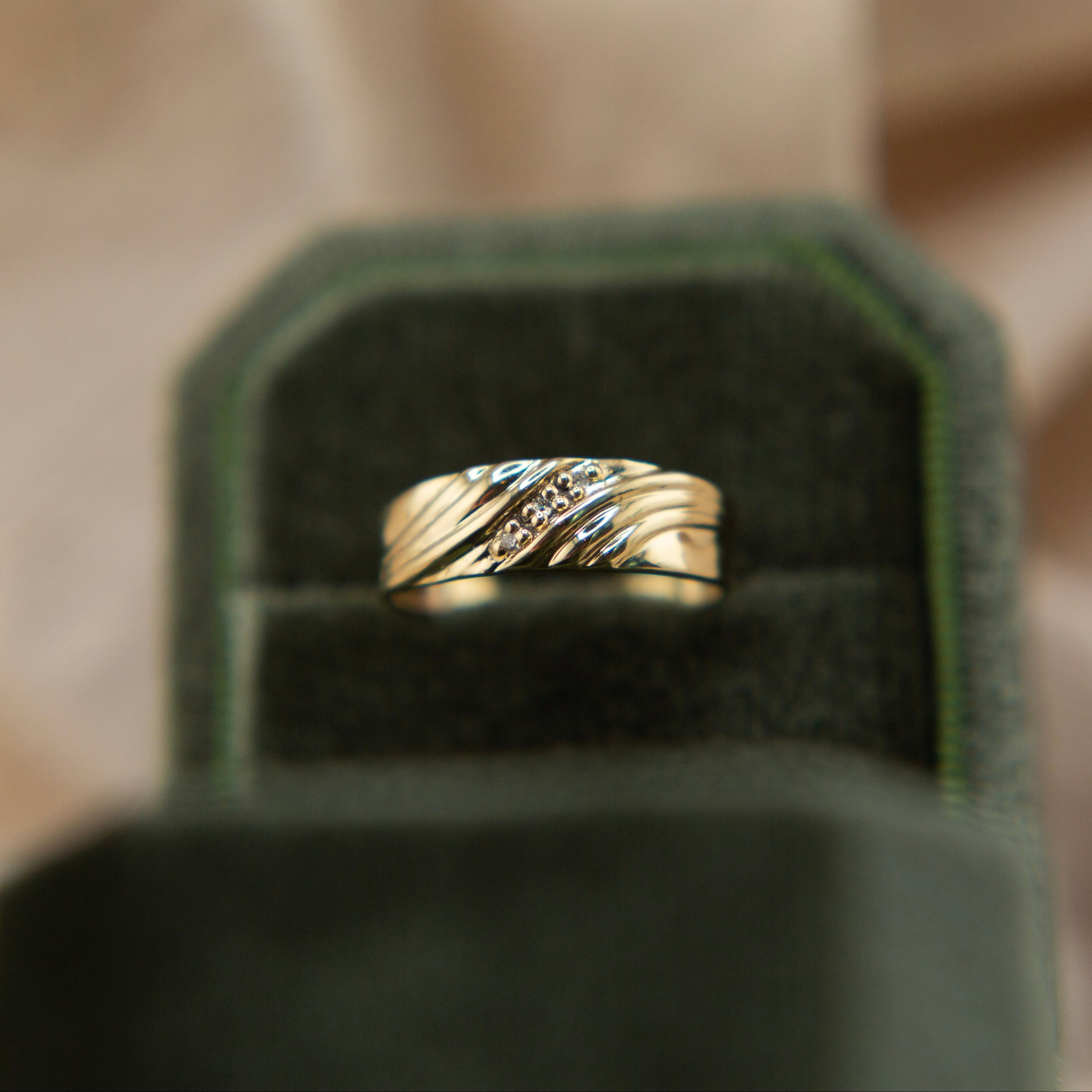 Diagonally set three stone 10k wavy band | sz 6.5