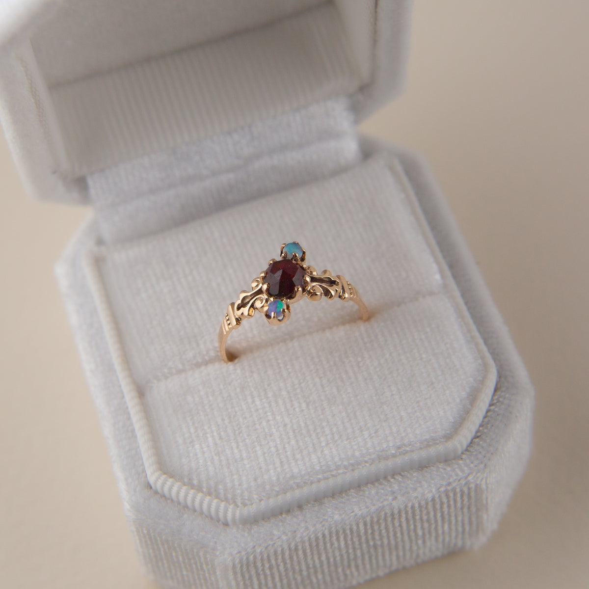 VR286 garnet and opal three stone ring | sz 6