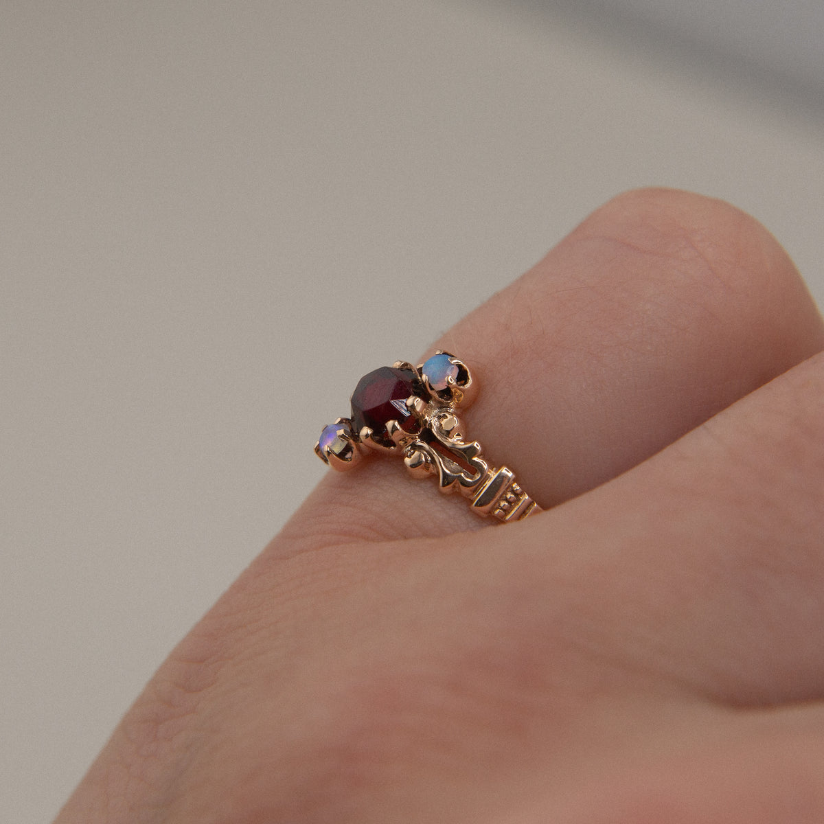 VR286 garnet and opal three stone ring | sz 6