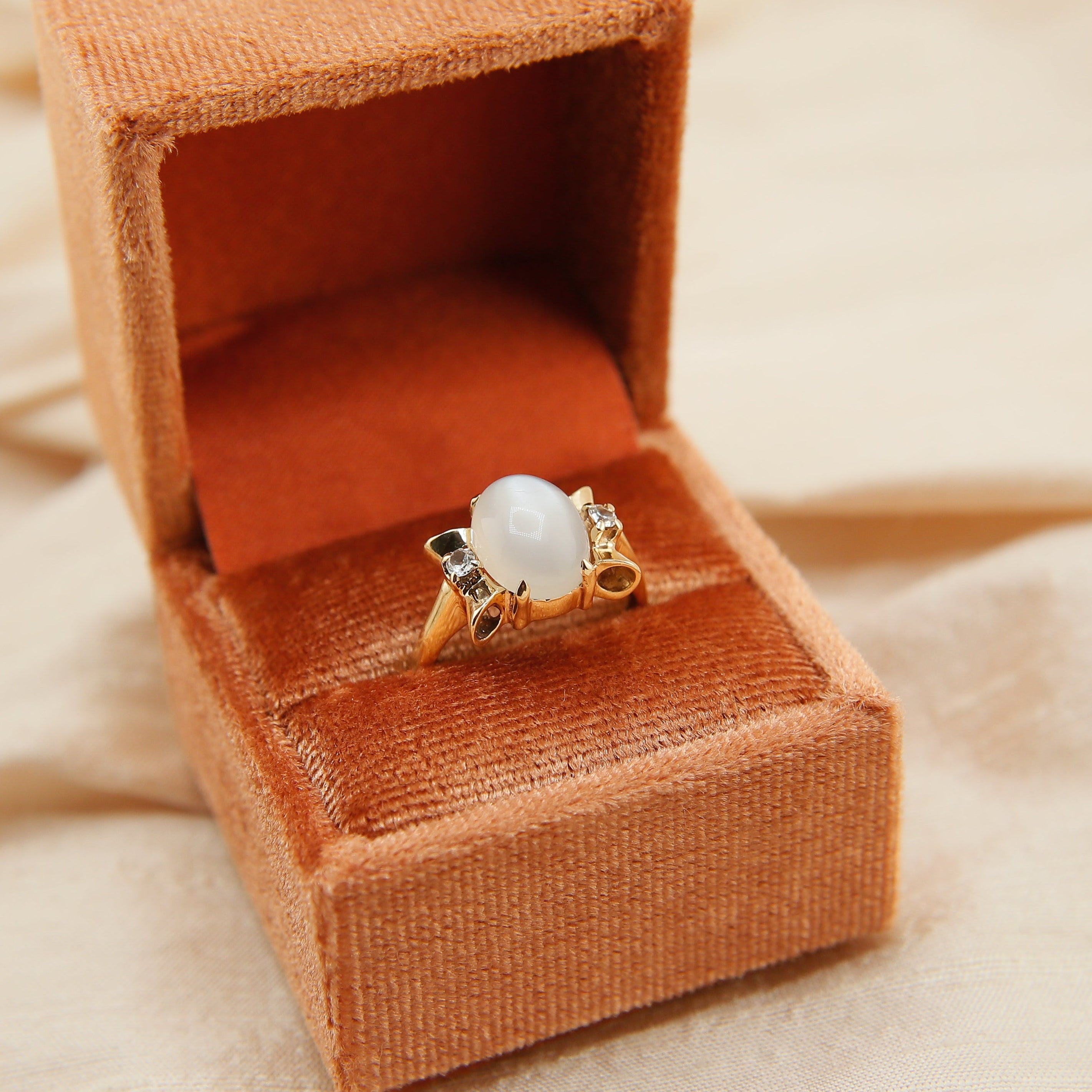 Vintage 10k White Moonstone Bow Ring | sz 6.25