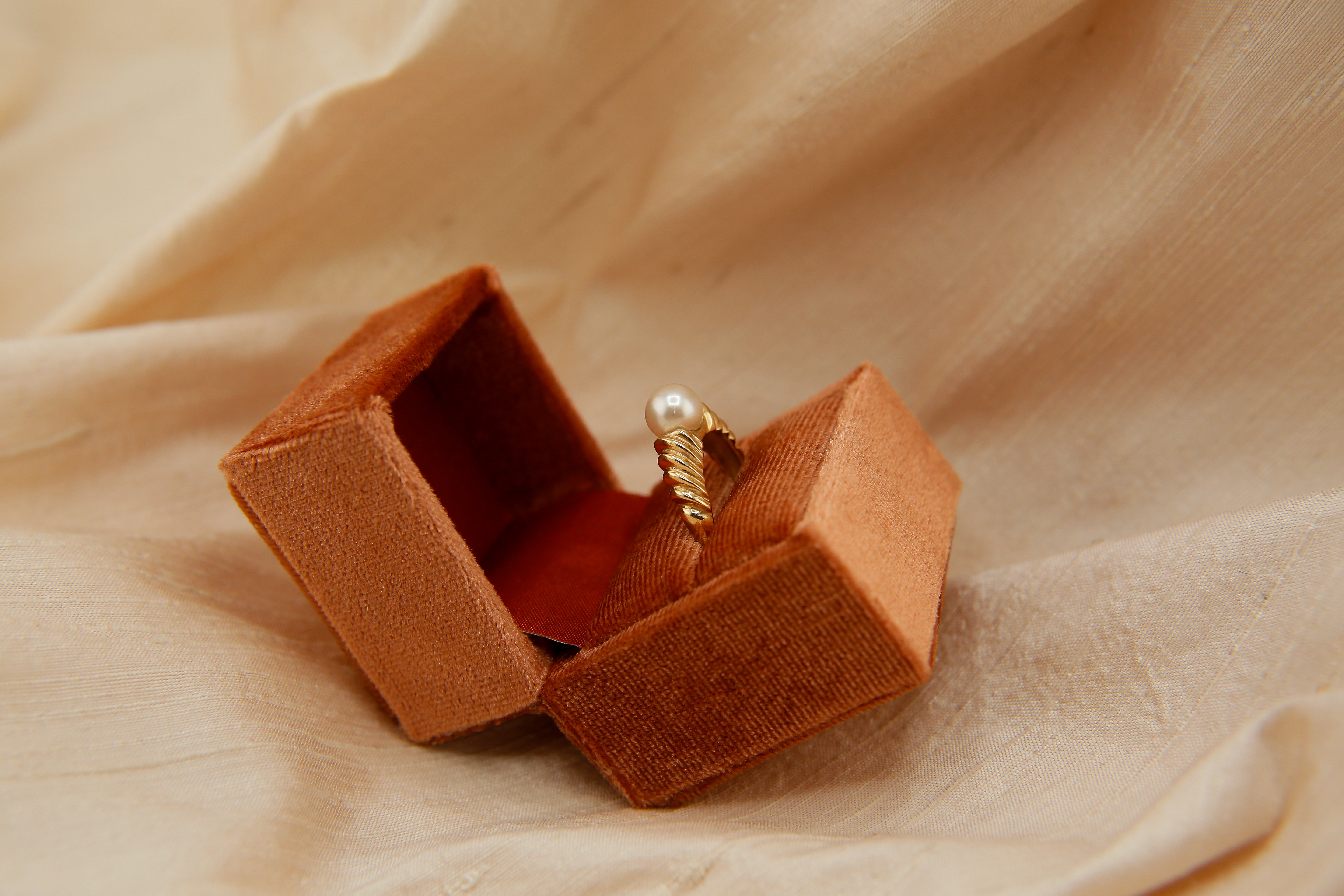 60's Pearl w Twisted Gold Band | sz 6