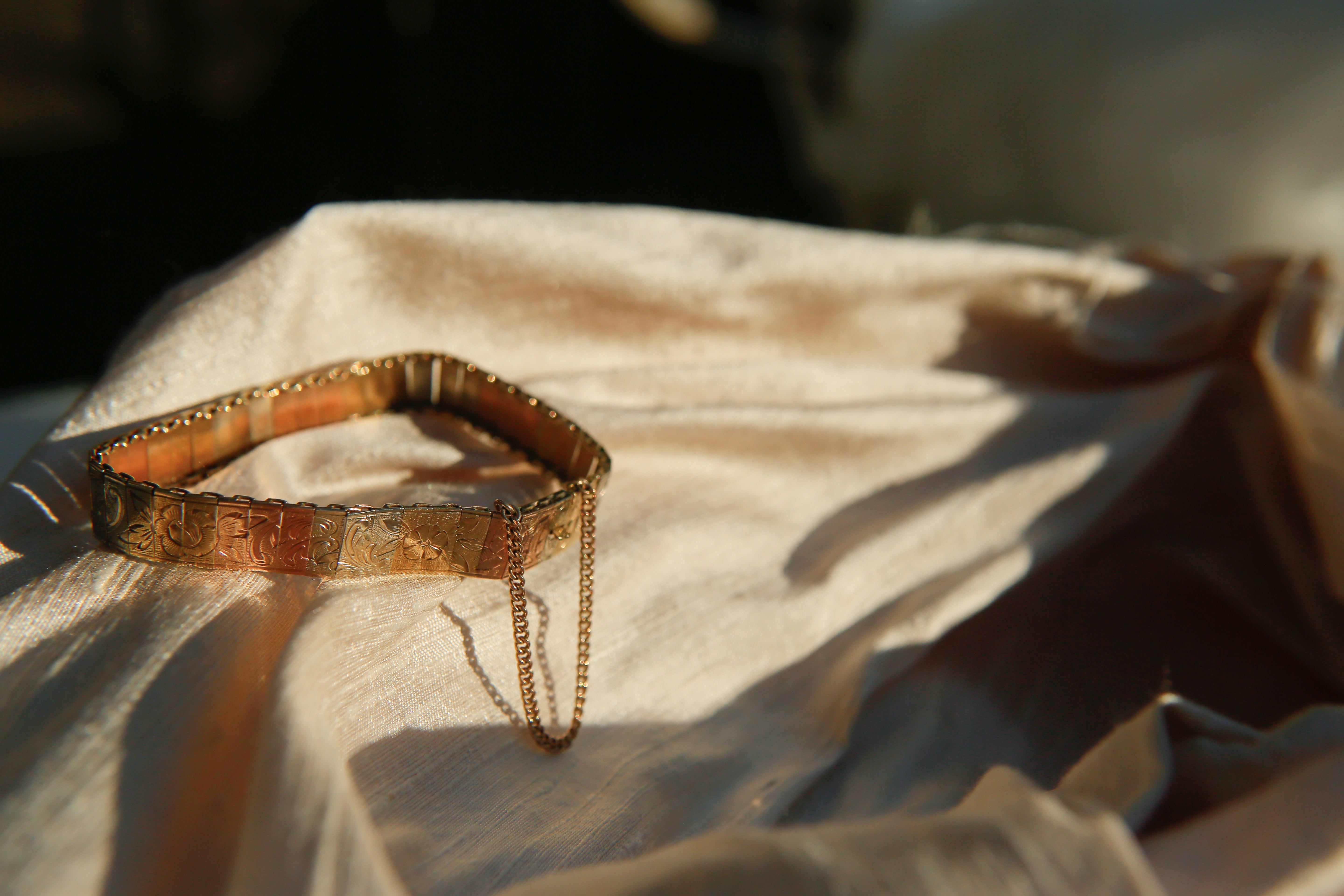 Vintage Tritone Floral with safety chain 7" | Vintage Bracelet