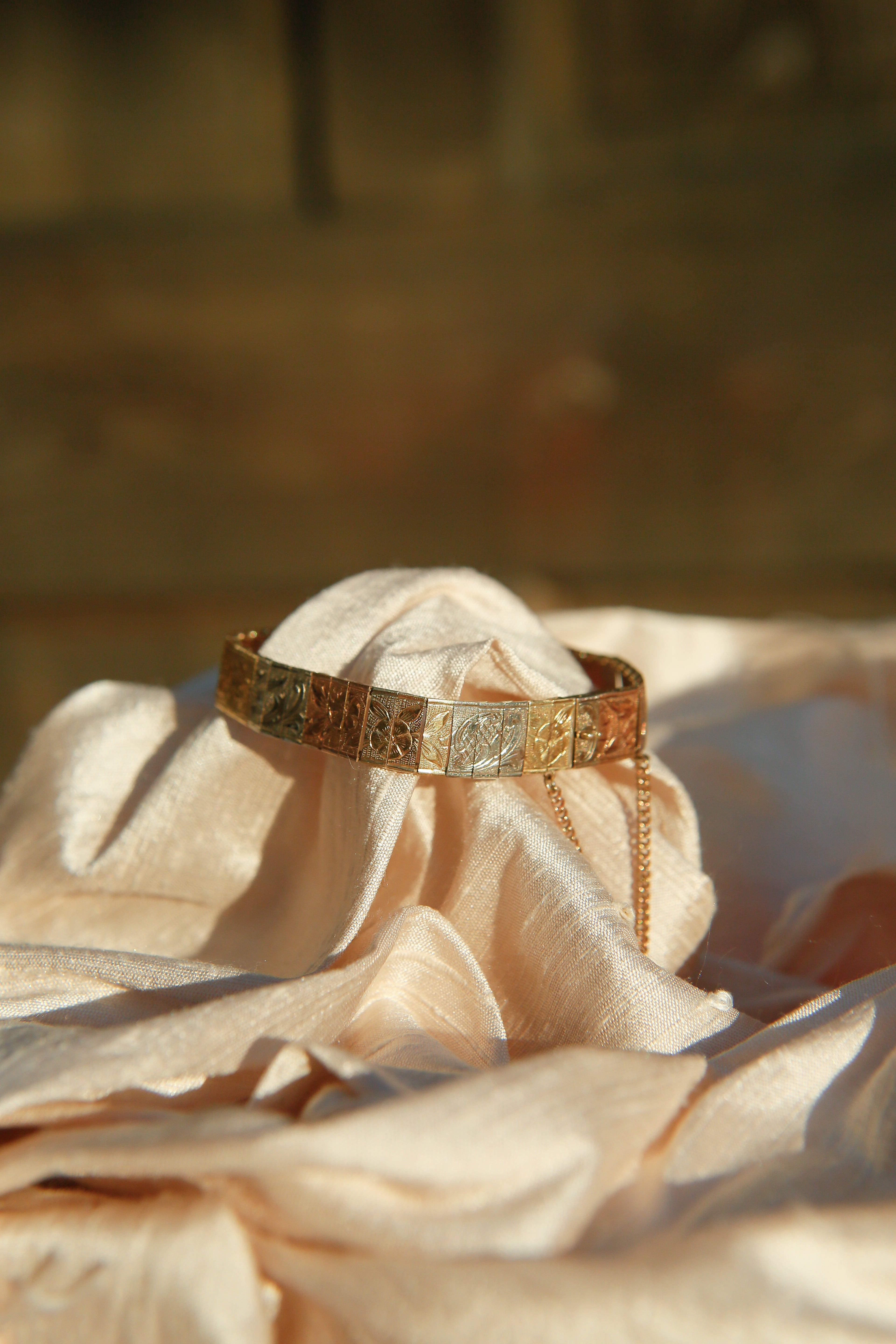 Vintage Tritone Floral with safety chain 7" | Vintage Bracelet