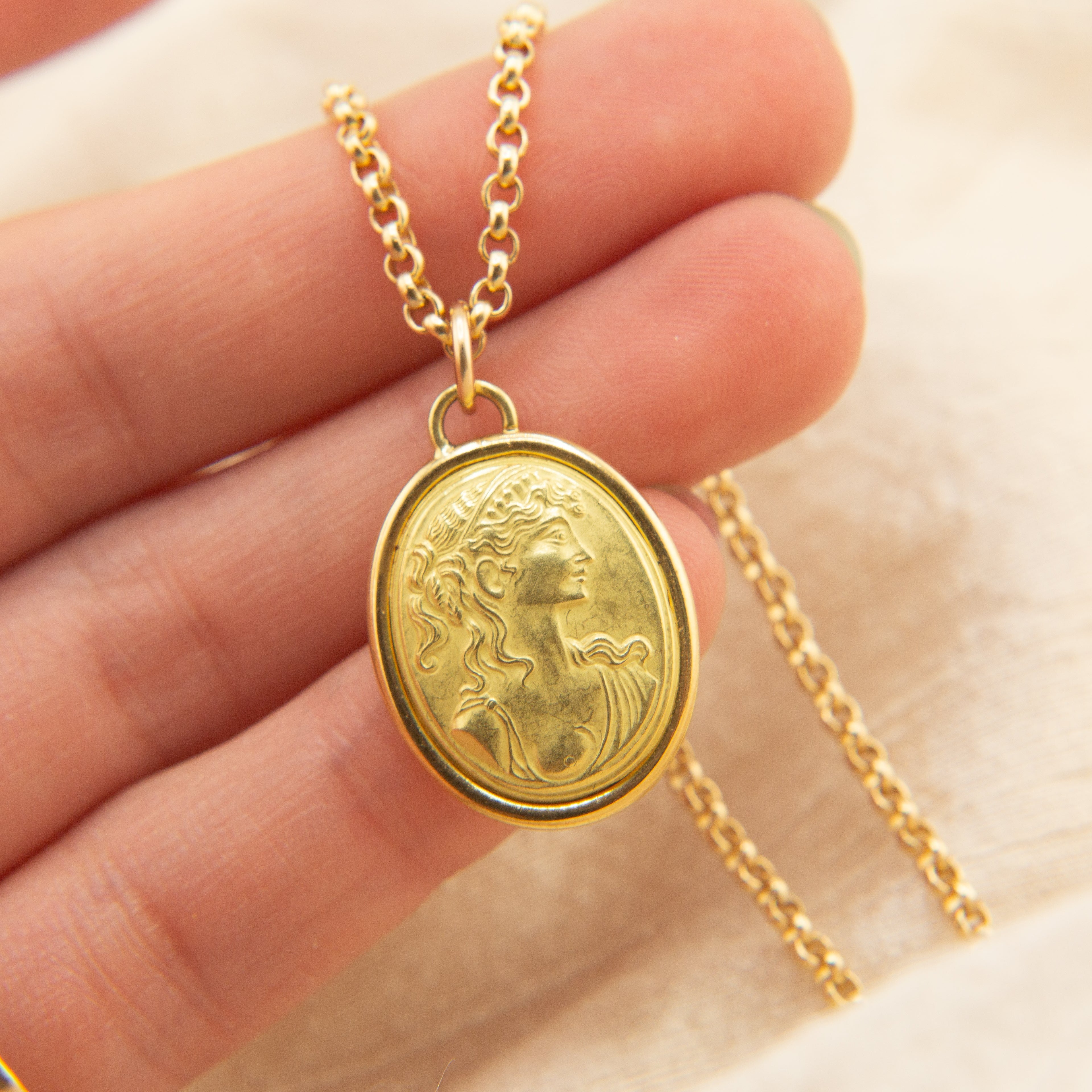 Vintage 18k Greek Cameo | Pendant