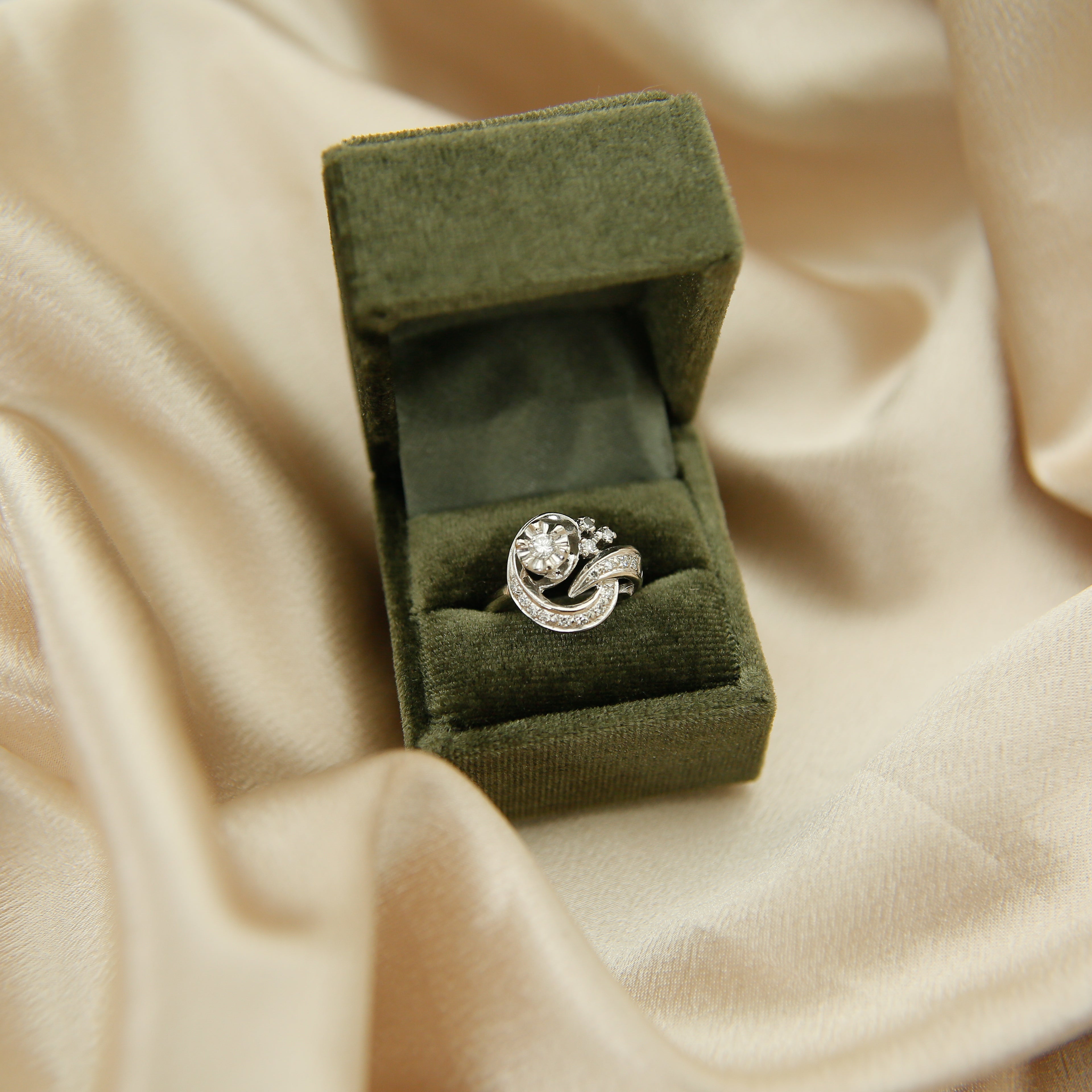 14k White Gold Deco Swirl Ring | sz 7.5