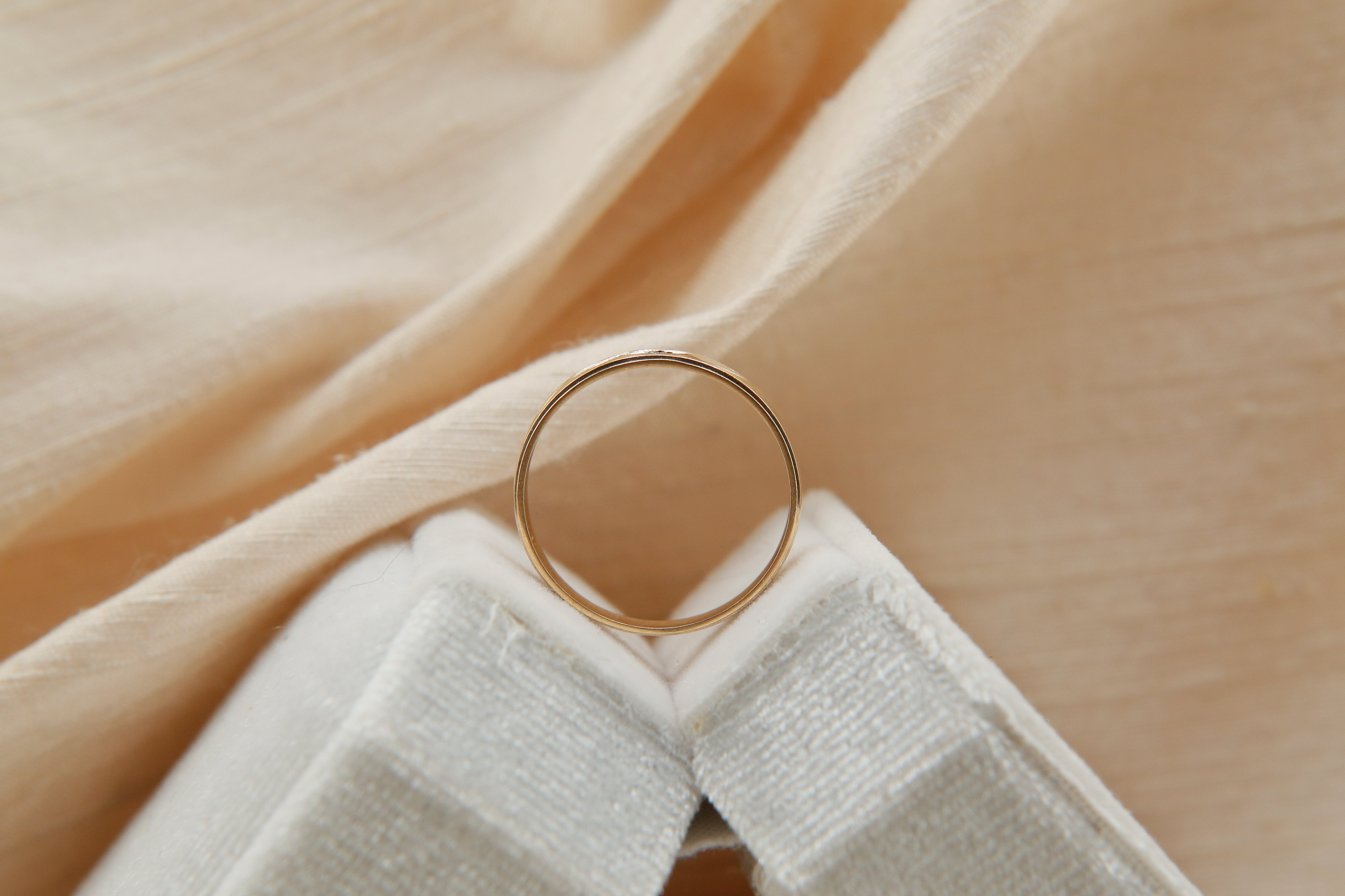 10k Single Stone Leaf Band | sz 6.75