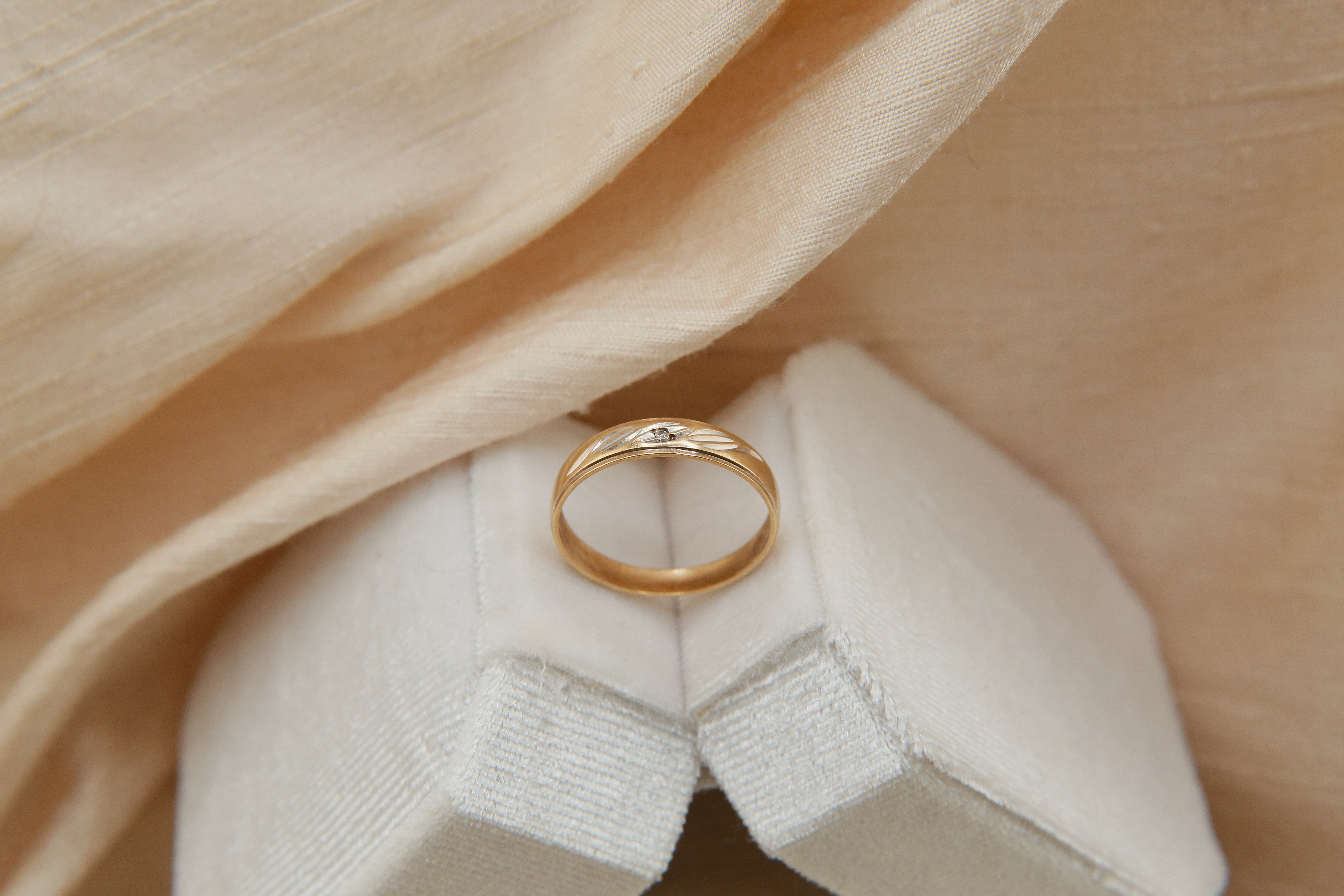 10k Single Stone Leaf Band | sz 6.75