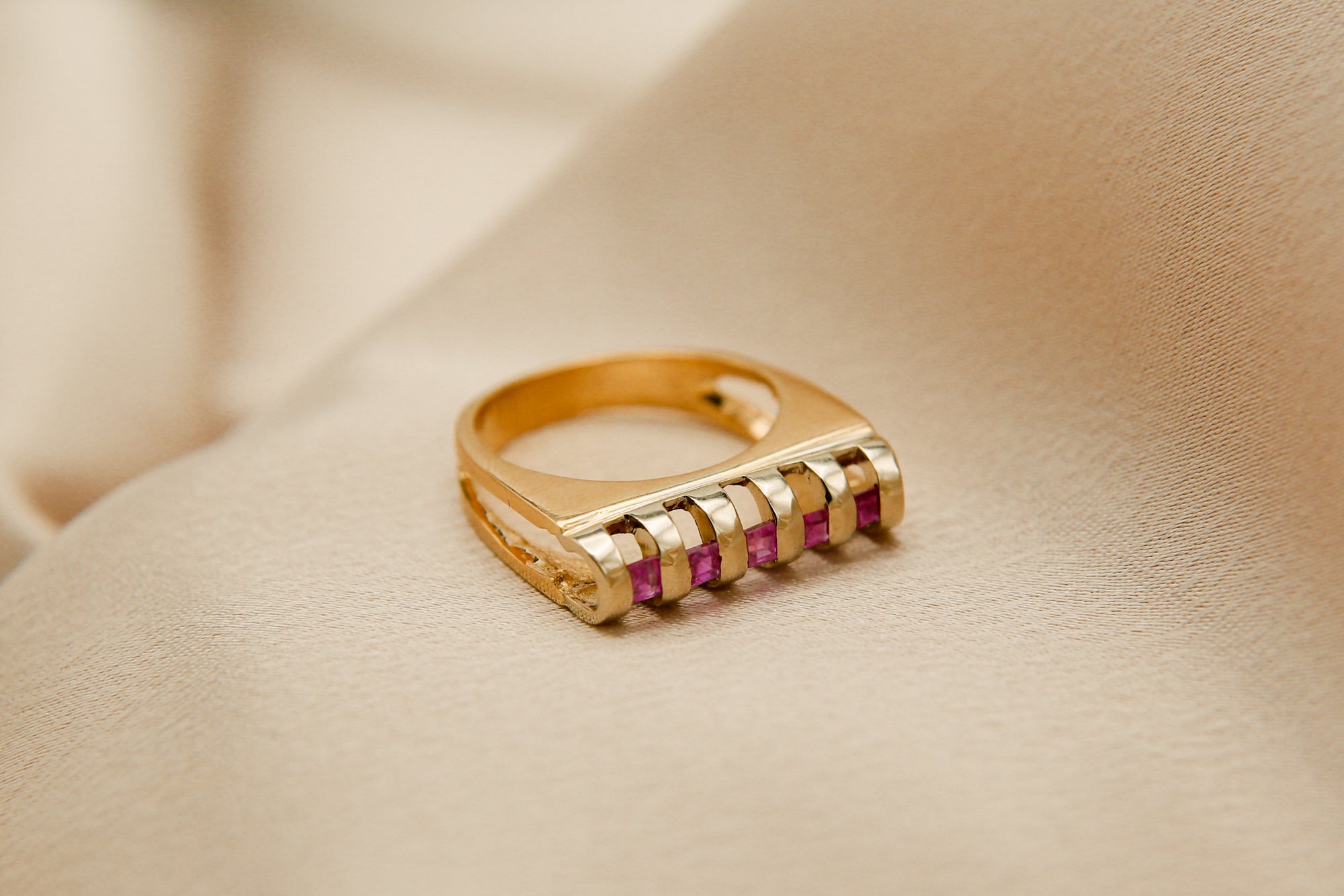 Sale | Evora Vintage | 19k & Ruby | SZ 6.75