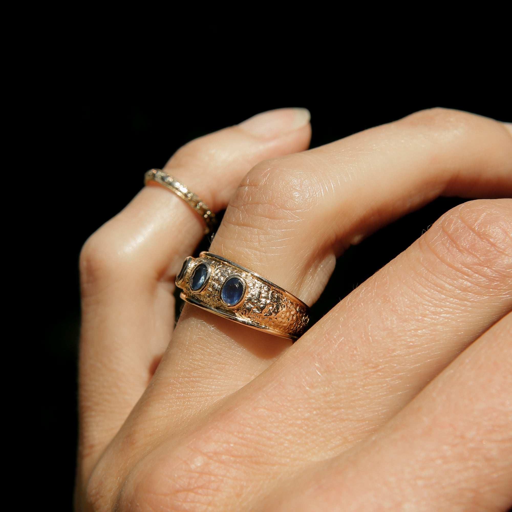 Vintage 19k Texture & 3 Stone Band | SZ 7