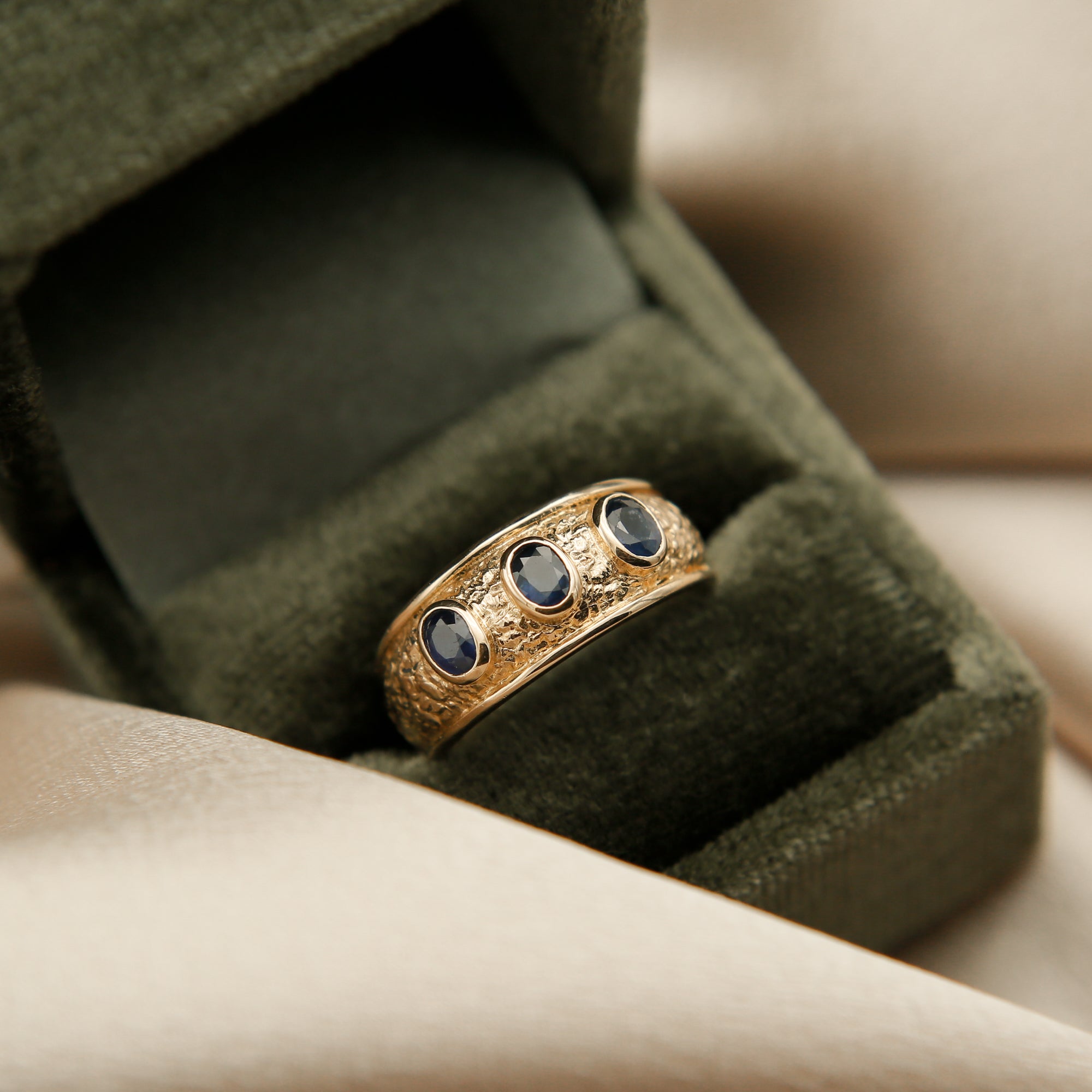 Vintage 19k Texture & 3 Stone Band | SZ 7